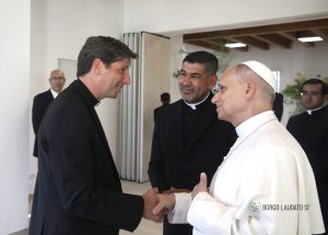 Le P. Cascio et le pape Léon XIV, lors de l'inauguration du Borgo Laudate Si' le 5 septembre 2025 © laudatosi.va