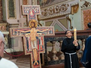 La croix de saint François, lors du lancement de l'année, 10 janvier 2026 © ofm.org
