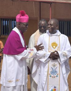 Le nouveau nonce avec l'évêque de Ouahigouya, au Burkina-Faso © Facebook.com / Diocèse de Ouahigouya