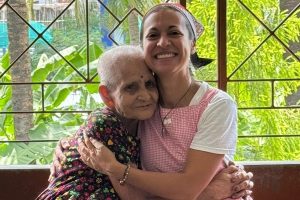 Au début de la mission, les jeunes gens saluaient de loin, gardant une distance un peu défensive. Au fil des jours, presque sans s'en rendre compte, ils ont commencé à se rapprocher des personnes qu'ils aidaient © Jessica Hernández