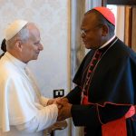 Avec le Pape Léon XIV, le cardinal Fridolin Ambongo, président du SCEAM © VATICAN MEDIA