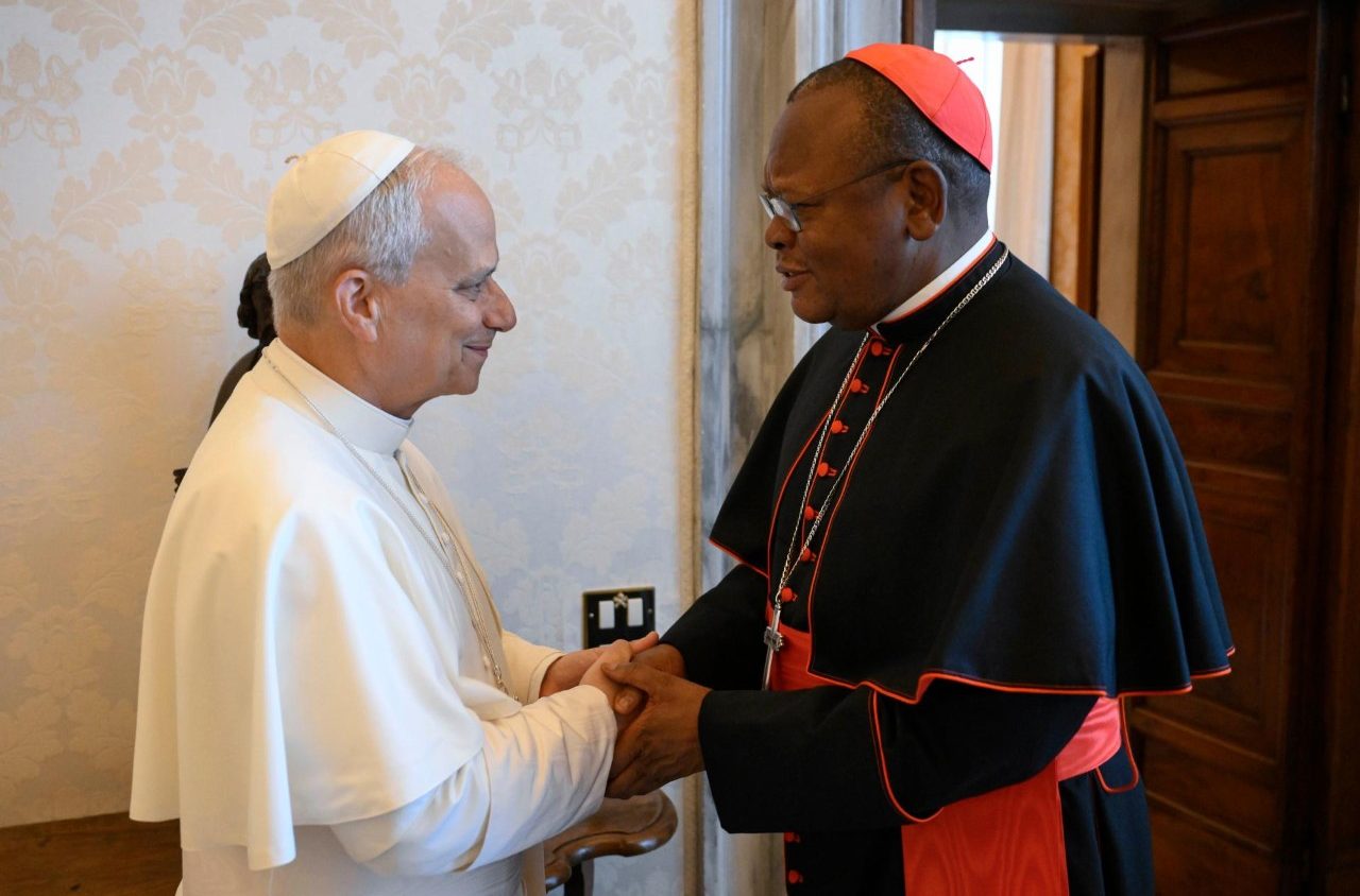 Avec le Pape Léon XIV, le cardinal Fridolin Ambongo, président du SCEAM © VATICAN MEDIA