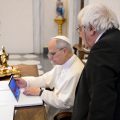 Le souverain pontife est devenu la première personne à explorer une nouvelle lecture numérique du Saint Suaire © Vatican Media