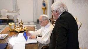 Le souverain pontife est devenu la première personne à explorer une nouvelle lecture numérique du Saint Suaire © Vatican Media