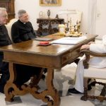 Cette cordiale rencontre d'une demi-heure a été l'occasion de présenter plus en détail au Saint-Père la fondation et l'histoire de la Fraternité © Vatican Media