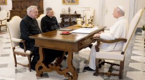 Cette cordiale rencontre d'une demi-heure a été l'occasion de présenter plus en détail au Saint-Père la fondation et l'histoire de la Fraternité © Vatican Media