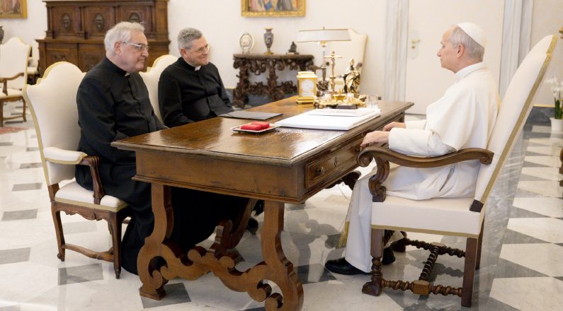 Cette cordiale rencontre d'une demi-heure a été l'occasion de présenter plus en détail au Saint-Père la fondation et l'histoire de la Fraternité © Vatican Media