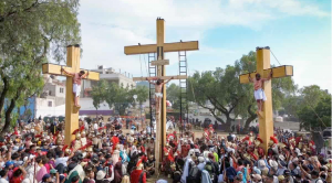 La Passion du Christ a été mise en scène sans interruption, devenant un rituel de foi © Rogelio Morales / Cuartoscuro.com