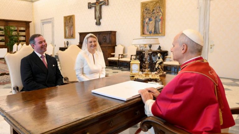 Le Pape Léon XIV avec la famille royale du Luxembourg © Vatican Media)