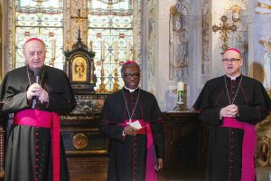 Mgr Jan Graubner, archevêque sortant, le nonce apostolique en République tchèque Jude Thaddeus Okolo et Mgr Stanislav Přibyl ; la scène se déroule dans la chapelle du palais archiépiscopal de Prague où, à midi précis, le nonce apostolique Jude Thaddeus Okolo a annoncé la nomination de Mgr Stanislav Přibyl