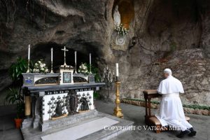 À la grotte de Lourdes du Vatican, Léon XIV prie pour les malades, 11 février 2026 © Vatican Media