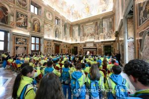 Léon XIV aux « Misericordie » : foi vivante et charité en action
Discours du Saint-Père aux membres de la Confédération nationale des « Misericordie » d’Italie 
Recevant les membres de la Confédération nationale des « Misericordie » d’Italie dans la Salle Clémentine, le 14 février 2026, le pape Léon XIV les a encouragés à cultiver une foi profondément enracinée dans les sacrements et à poursuivre leur engagement caritatif au service des plus fragiles, avec esprit de communion et d’espérance.

_________________________________
Au nom du Père, du Fils et du Saint-Esprit.
Que la paix soit avec vous !
Bonjour à tous et bienvenue !
Je suis heureux de vous rencontrer ici en si grand nombre, venus de différentes régions d'Italie. Je salue Son Excellence Mgr Franco Agostinelli, Correcteur général, les autres évêques présents, le Dr Domenico Giani, Président national de la Confédération, les Correcteurs et les représentants des différents bureaux en Italie et à l'étranger.
Les Misericordie ont une histoire séculaire, qui remonte au Moyen Âge, et qui incarne trois dimensions importantes de la vie chrétienne laïque : la spiritualité, la charité et l'attention aux besoins contemporains.
Considérons tout d'abord la spiritualité. Depuis sa création, votre association a puisé sa force et son inspiration principalement dans la vie de foi et la pratique sacramentelle de ses membres. Ce fut le cas lorsque, au XIIIe siècle, à Florence, dans un climat de guerre et de conflits internes au sein des communautés civiles et ecclésiales, grâce au travail de figures lumineuses telles que saint Pierre Martyr et Piero di Luca Borsi, certains fidèles laïcs ont décidé de s'engager dans une voie différente de dévotion et de service. Leur exemple, peut-être précisément en raison de sa simplicité authentique, s'est rapidement répandu auprès de nombreuses personnes, d'abord dans la péninsule, puis dans d'autres pays, atteignant le Portugal et, de là, les Amériques.
La graine à partir de laquelle a germé le grand arbre dont vous faites partie est donc de nature sacramentelle – elle est fondée sur le baptême – et donc morale et ascétique. Cela implique que, pour que la plante continue à pousser, vous devez avant tout cultiver la formation chrétienne de vos membres avec un grand engagement, par la prière, la catéchèse, la fidélité aux sacrements – en particulier la messe dominicale et la confession – et la cohérence morale dans vos choix et vos modes de vie, selon les valeurs de l'Évangile et la tradition associative dont témoignent vos statuts. Saint Jean-Paul II l'a rappelé aux membres de votre Confédération lorsqu'il a dit : « Par une participation assidue aux sacrements, vous deviendrez des témoins joyeux d'une existence chrétienne authentique et vous serez soutenus dans vos pas à la suite du Seigneur de la vie, qui, à travers vous, veut révéler au monde d'aujourd'hui, aux hommes de cette époque étonnante et agitée, le vrai visage de Dieu, « riche en miséricorde » (Ep 2, 4) ». (Discours aux membres de la Confédération des Misericordie d'Italia, 14 juin 1986).
Dans cette perspective, l'introduction de la figure des Gardiens de la Miséricorde, des laïcs qui inspirent les laïcs, est significative, tout comme le nom de « correcteur » que vous utilisez pour désigner les assistants spirituels, considérés non pas comme des guides extérieurs à la communauté, mais comme des « co-recteurs », des aides, des facilitateurs et des compagnons de route, dont le ministère s'exerce et est accueilli dans un climat de coresponsabilité, d'appartenance affective et de communion, dans laquelle chacun est un agent actif dans l'effort commun de croissance dans la perfection chrétienne.
Nous arrivons ainsi à la deuxième dimension : la charité. Votre histoire témoigne du fait qu'une vie de foi authentique ne peut se réduire à un spiritualisme désincarné, mais donne nécessairement lieu à une sensibilité aux besoins des autres et à un service généreux, sans réserve. Je pense à tant de vos frères et sœurs qui ont payé de leur vie leur fidélité à la tâche qui leur avait été confiée : à eux, nous adressons nos remerciements sincères et nos prières.
Là où il y a un besoin, les Misericordie sont présentes, dans des situations d'urgence extraordinaires, dans les zones de guerre, comme dans les mille services cachés de la solidarité quotidienne « pour témoigner de l'Évangile de la charité », comme l'a dit le pape François, « parmi les personnes malades, âgées, handicapées ; parmi les mineurs, les immigrants et les pauvres » (Discours aux groupes des Misericordie e Fratres d'Italia, 14 juin 2014). À travers les Case di Noi, les Empori solidali, les banques alimentaires, les soins à domicile, les services d'écoute et d'accompagnement, vous établissez avec les personnes des relations de confiance et des parcours de réinsertion sociale qui vont bien au-delà de la simple prestation de services, aussi qualifiés soient-ils. Vous ne vous limitez pas à « faire pour », mais vous vous engagez à « marcher avec », en reconnaissant les autres comme des frères et sœurs, chacun avec sa dignité et son histoire, à rencontrer avec gratitude pour le don mutuel et avec lesquels parcourir ensemble le chemin de la sainteté.
Et il y a un dernier aspect sur lequel il faut insister : l'attention aux besoins contemporains, qui vous caractérise également. En effet, grâce à une base spirituelle et communautaire solide et à leur zèle pour le bien des autres, les Misericordie sont depuis des siècles les témoins de la capacité d'adaptation et de renouveau, montrant qu'agir « ensemble » et agir « par amour » aide aussi à agir de manière libre et créative (cf. François, Discours aux membres de Caritas Italie à l'occasion du 50e anniversaire de sa fondation, 26 juin 2021). Ce sont là des signes des activités nombreuses et variées que vous menez depuis des centaines d'années, en fonction des besoins des autres ; ainsi que la présence dans cette salle, en plus de vos frères et sœurs, des fratres, récemment créés pour promouvoir la culture du don à travers le don de sang, d'organes et de tissus ; et aussi de la « Piccola misericordia » (« Petite Miséricorde »), où les enfants apprennent à pratiquer la charité dès leur plus jeune âge.
Chers amis, je vous encourage à poursuivre votre engagement en tant que communauté où la foi est vécue intensément et la charité pratiquée. Cherchez à grandir dans l'esprit et à servir avec joie et simplicité, étrangers à toute logique de pouvoir, dévoués à la louange de Dieu et au bien de ceux que le Seigneur place sur votre chemin. Soyez toujours des messagers d'espérance, de charité et de paix, comme le symbolise l'icône du Jubilé qui, après un long voyage, a visité de nombreuses communautés et est maintenant remise à nos frères et sœurs en Ukraine.
Je vous remercie pour ce que vous faites, je vous garde dans mes prières et je vous donne cordialement ma bénédiction apostolique, à vous et à vos familles. Merci.
____________________________
Bulletin du Bureau de presse du Saint-Siège, 14 février 2026