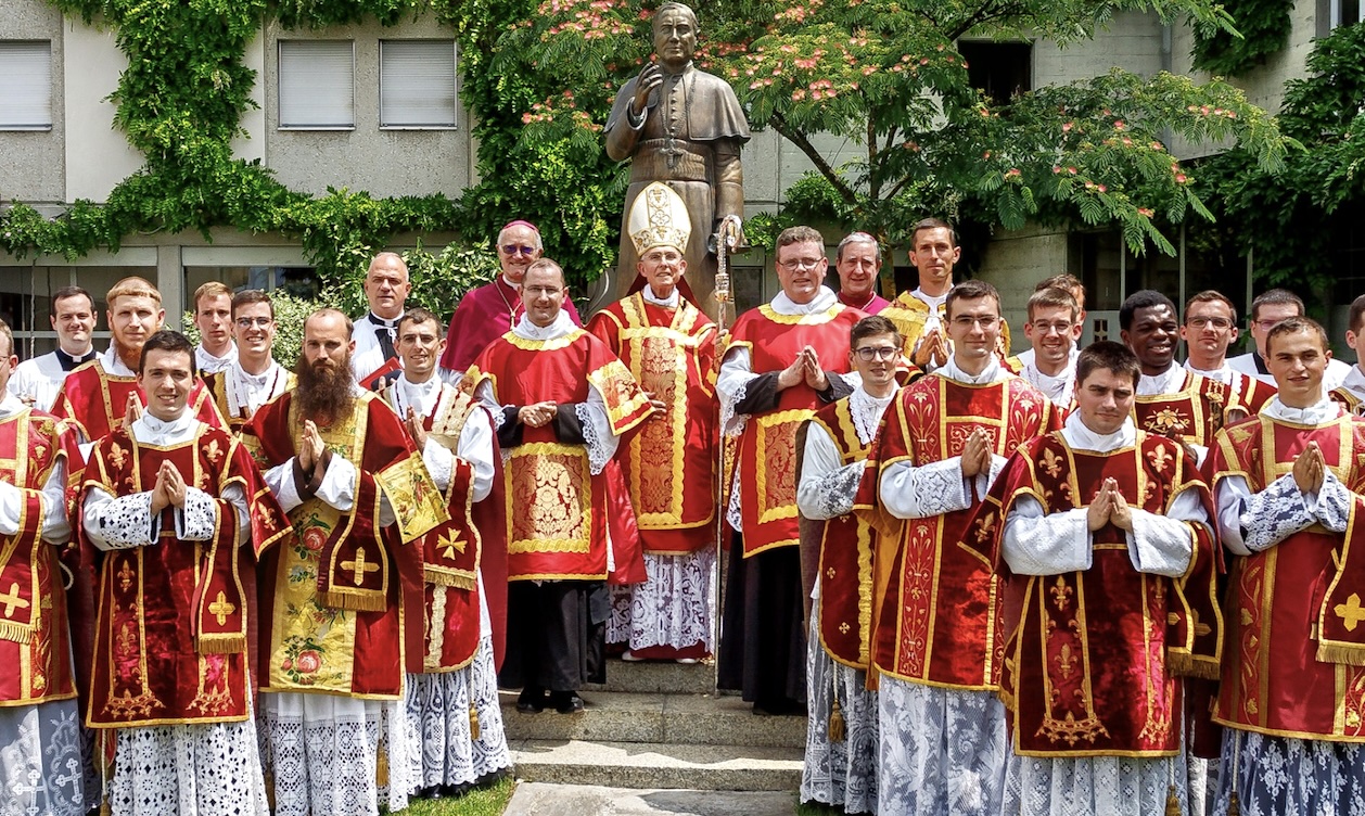 Avec de nouvelles ordinations épiscopales, la fraternité Saint-Pie-X s'exposerait à l'excommunication © fsspx.news