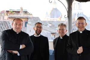 Le P. de Rubercy (à droite) lors de la rencontre avec le pape des recteurs de séminaires français et des supérieurs des années de propédeutique, 25 janvier 2025 © Séminaire pontifical français