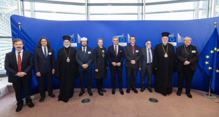 Réunion annuelle au titre de l’article 17 du TFUE entre la Commission européenne et les représentants religieux. Sur la photo : le commissaire Magnus Brunner et le vice-président de la COMECE, Mgr Czeslaw Kozon. Bruxelles, le 17 novembre 2025. (Photo : Service audiovisuel de la Commission européenne/Lukasz Kobus)
