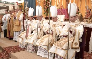 Mgr Lefebvre ordonne quatre évêques en 1988, sans mandat pontifical © econe.fsspx.org