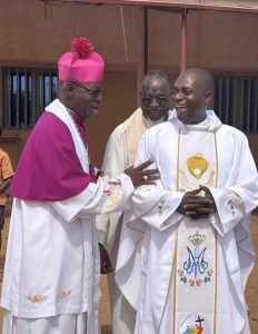 Le nouveau nonce avec l’évêque de Ouahigouya © Facebook.com / Diocèse de Ouahigouya