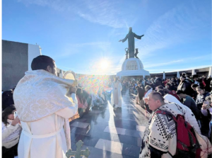 On prévoyait l'arrivée de 45 000 personnes, mais ce chiffre a été dépassé et, selon les estimations du gouvernement de l'État de Guanajuato, entre 60 000 et 70 000 personnes étaient présentes © Capturando Momentos (Facebook)