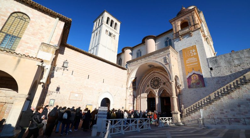 Dès les premières heures du matin, les pèlerins ont fait la queue pour vénérer les reliques