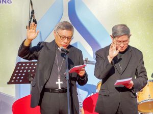 Le cardinal Chow et le cardinal Tagle, le 18 janvier au Chater Garden de Hong-Kong pour le lancement des 80 ans du diocèse. © Sunday Examiner