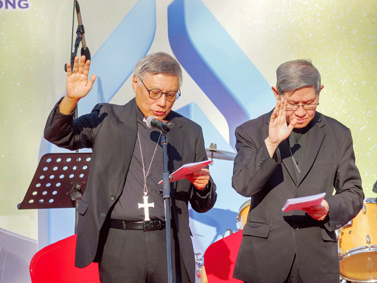 Le cardinal Chow et le cardinal Tagle, le 18 janvier au Chater Garden de Hong-Kong pour le lancement des 80 ans du diocèse. © Sunday Examiner