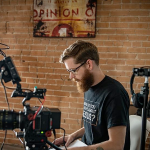 Lewis, directeur et fondateur de la société de production Turtle Moon Films