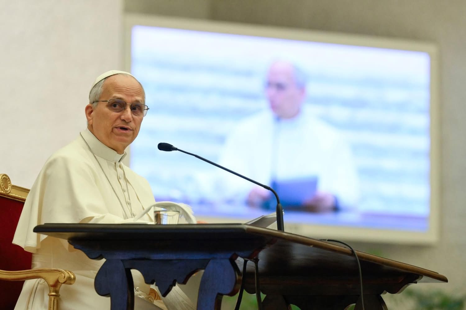 Après un discours d’ouverture, le Saint-Père a donné la parole à quatre prêtres pour poser des questions © Vatican Media