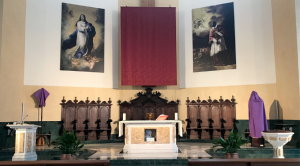 Le chœur de l'église en Carême