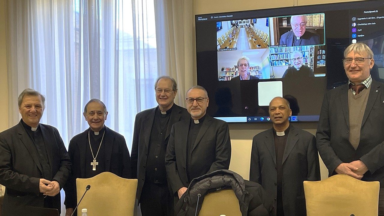 Le cardinal Grech et Mgr Arrieta, respectivement président et coordinateur de la commission canonique orientale avec d'autres membres de ce nouvel organisme © VaticanNews