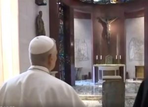 Le pape découvrant la chapelle de son appartement, samedi 14 mars 2025 © Facebook / Rai 1