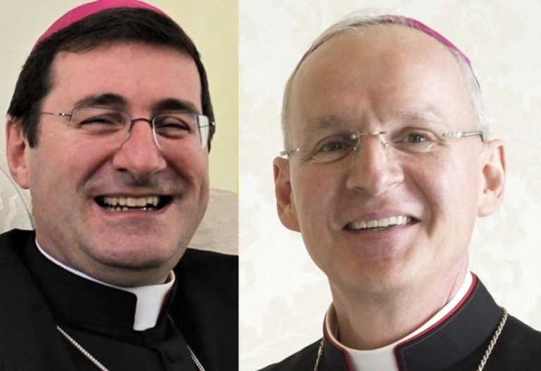 À gauche, Mgr Paolo Rudelli ; à droite, Mgr Petar Rajič © Vatican Media 