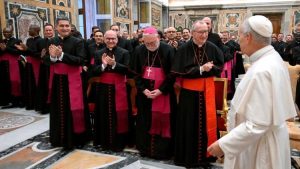 À droite, le cardinal Pietro Parolin salue le pape Léon XIV © Vatican Media