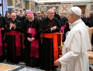 À droite, le cardinal Pietro Parolin salue le pape Léon XIV © Vatican Media