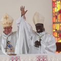 Mgr Happe, évêque émérite (à gauche) et le nouvel évêque ordonné de Nouakchott, Mgr Victor Ndione