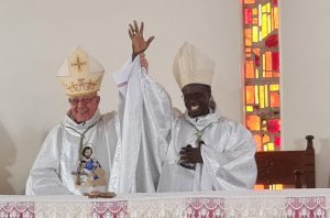 Mgr Happe, évêque émérite (à gauche) et le nouvel évêque ordonné de Nouakchott, Mgr Victor Ndione