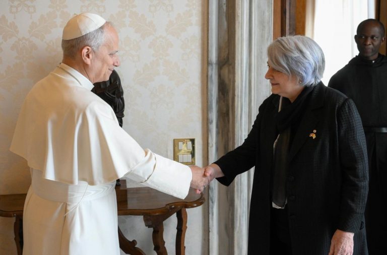 Le pape avec la gouverneure générale du Canada, Mary Jeannie May Simon © Vatican Media