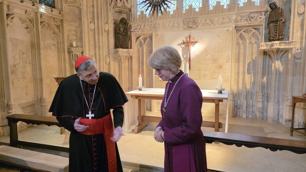 Le service de prière commun dans la chapelle de Notre-Dame du Martyre, avec l’archevêque de Canterbury, Sarah Mullally, et le cardinal Kurt Koch ©Vaticannews