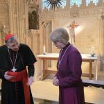 Le service de prière commun dans la chapelle de Notre-Dame du Martyre, avec l’archevêque de Canterbury, Sarah Mullally, et le cardinal Kurt Koch ©Vaticannews
