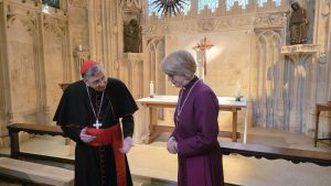 Le service de prière commun dans la chapelle de Notre-Dame du Martyre, avec l’archevêque de Canterbury, Sarah Mullally, et le cardinal Kurt Koch ©Vaticannews