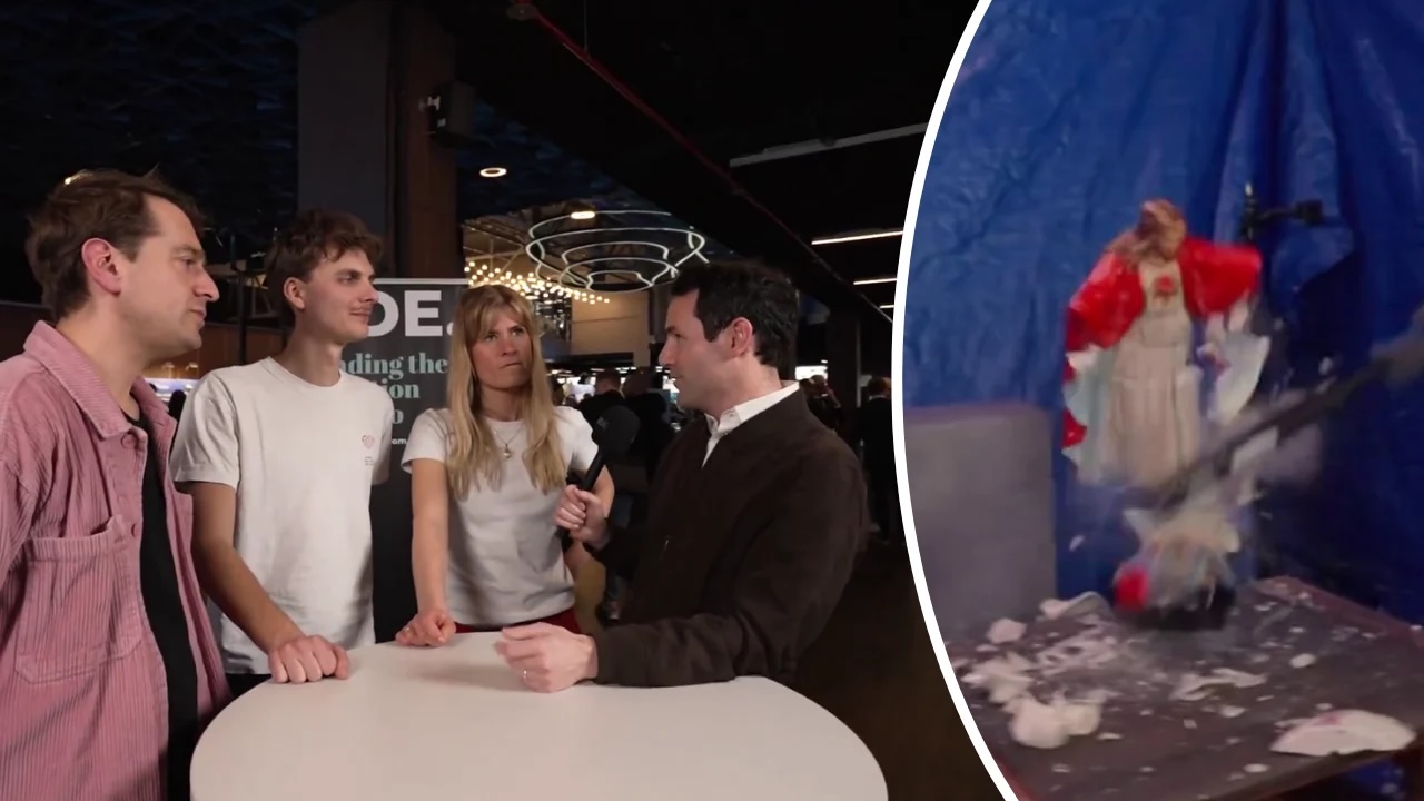 De gauche à droite : Sam De Bruyn, Dries Lenaerts et Eva De Roo, animateurs de Studio Brussel (VRT), interviewés par le journaliste Colm Flynn lors des Radiodays.