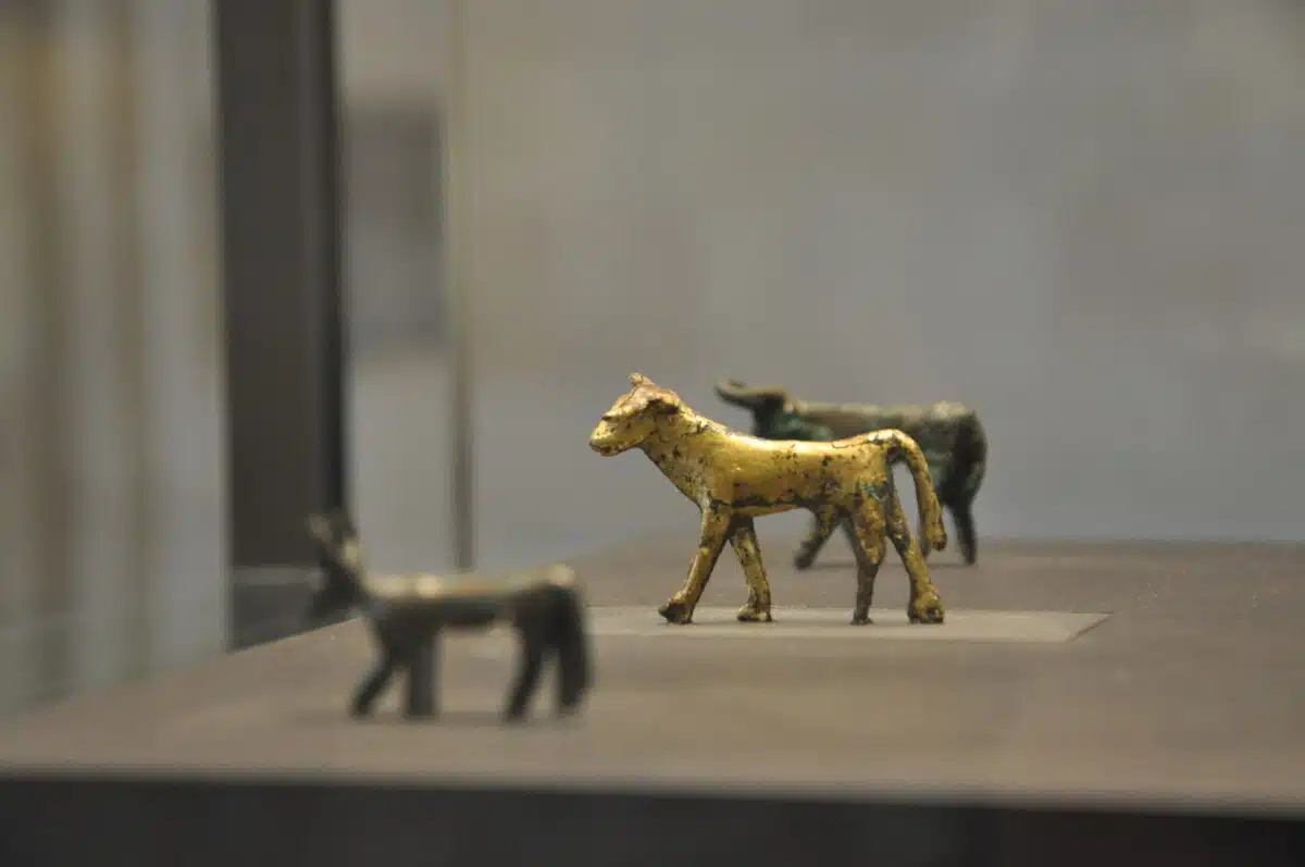 Statuette d'un veau d'or © E. Pastore, musée du Louvre