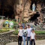 Hendrix Salvatore Chandrawan avec son épouse Fina Vironica Liesabeth et leurs enfants Stefan et Lorenzo, devant une grotte mariale à Surabaya, Indonésie. © Ucanews