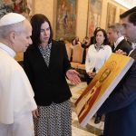 Nancy Nohrden, supérieure générale des consacrées, remet au pape Léon XIV l'icône préparée par Taís Gea © Vatican Media