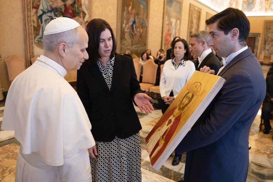 Nancy Nohrden, supérieure générale des consacrées, remet au pape Léon XIV l'icône préparée par Taís Gea © Vatican Media
