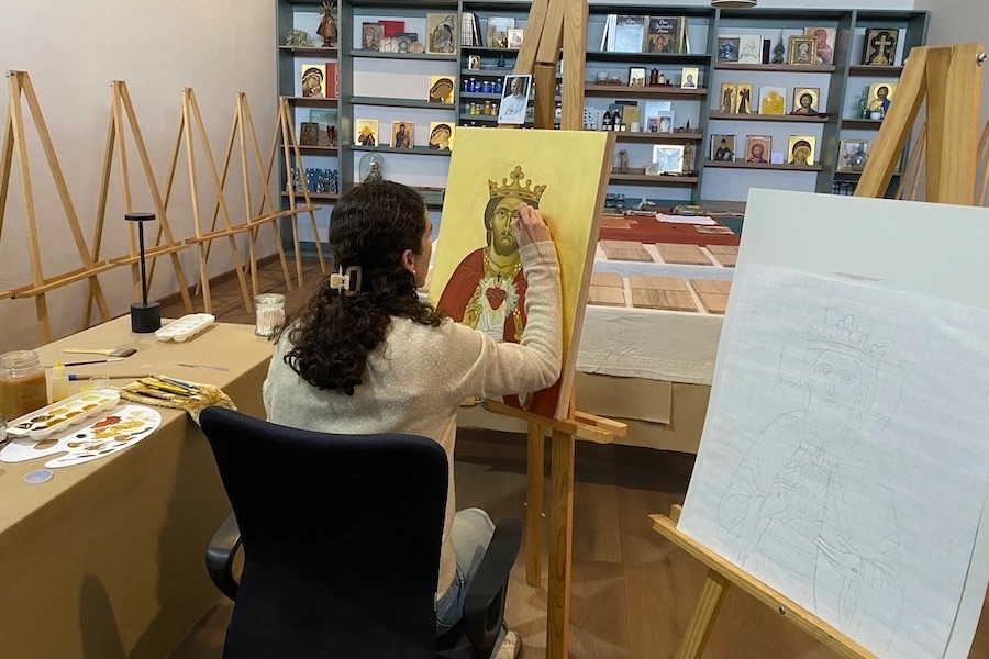 Taís Gea lors de la création de l'icône reçue par le pape Léon XIV © Taís Gea