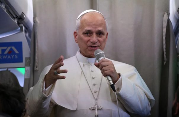 Le pape Léon XIV, lors de son retour de Beyrouth vers Rome, le 2 décembre 2025 © Baris Seckin / Anadolu via AFP