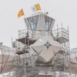 L'œuvre installée est une grande croix dont la géométrie à double torsion est inspirée de celle utilisée par Gaudí pour les colonnes de la basilique © Basilique de la Sagrada Familia