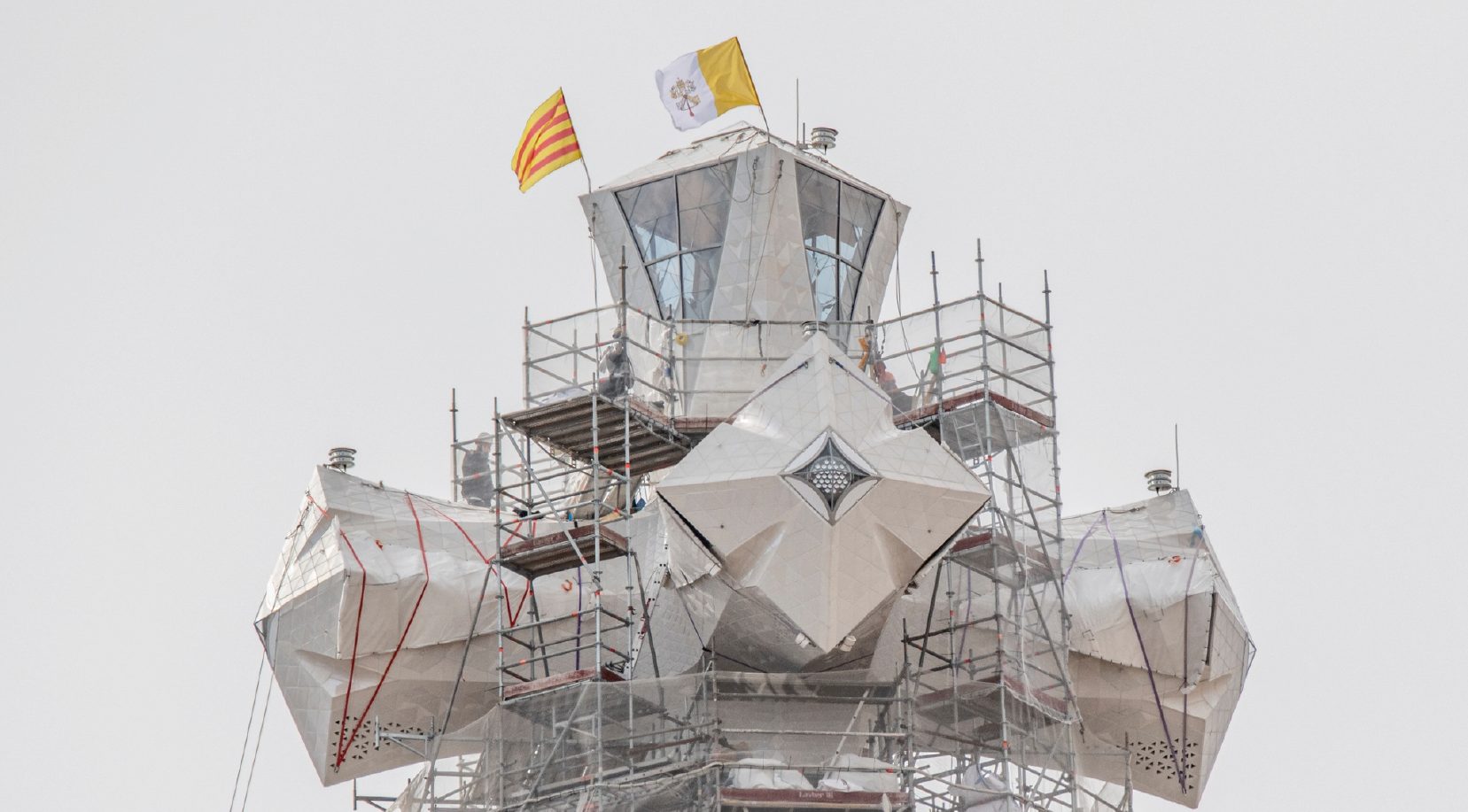 L'œuvre installée est une grande croix dont la géométrie à double torsion est inspirée de celle utilisée par Gaudí pour les colonnes de la basilique © Basilique de la Sagrada Familia