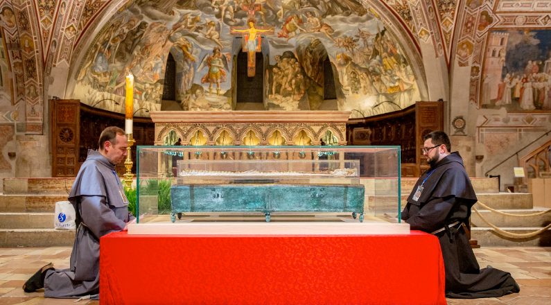 La Vénération Publique Des Reliques Mortelles De Saint François D'Assise S'est Achevée Le Dimanche 22 Mars © SAINT FRANÇOIS D'ASSISE