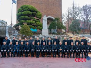 Les évêques sud-coréens avec Mgr Giovanni Gaspari, nonce apostolique, le 10 mars lors de l’ouverture de leur assemblée plénière de printemps. © cbck.or.kr